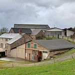 Corps de ferme avec une maison d'habitation , deux hangars et de nombreuses dépendances