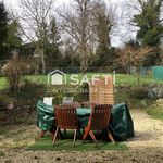 Située dans la charmante commune de Villeneuve-la-Guyard (89340), cette maison offre un cadre de vie agréable et paisible.