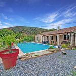 Belle villa traditionnelle sur les hauteurs avec hangar et piscine