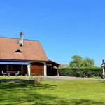 Vous recherchez un environnement verdoyant et tranquille ? Laissez vous séduire par cette Maison de 180 m2 environ, édifiée dans un écrin de verdure !