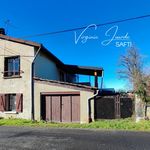 Maison de village avec garages et jardin