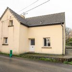 Cette maison à étage, idéalement située à deux pas du centre du village, offre un cadre de vie intime et pratique, parfait pour un couple ou une personne seule. Profitez d'un espace de vie lumineux, d'une grande chambre ,d’un extérieur agr...