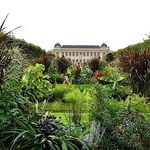 In the heart of the Jardin des Plantes Village. Very pretty 3-room period apartment