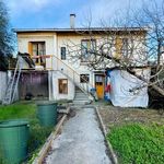 Découvrez cette maison ancienne avec un grand jardin sans vis-à-vis, nichée dans une rue calme, à seulement quelques pas de la gare des Ardoines.