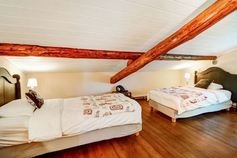 Dieses charmante Ferienhaus in den belgischen Ardennen verfügt über eine schöne Terrasse mit einer gemütlichen Sitzgruppe. Es gibt 4 Schlafzimmer, die 8 Gäste beherbergen können. Dieser Ort ist für Naturliebhaber geeignet. Im 2,5 km entfernten Lierne...