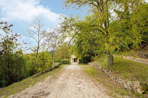 Rododendro ist ein freistehendes rustikales Haus mit einem wunderschönen Panoramablick und einem eigenen Garten. Das Haus ist mit antiken und restaurierten originalen Möbeln attraktiv eingerichtet. Es herrscht eine gemütliche Atmosphäre. Der gemeinsc...