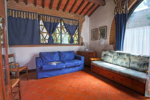 Ten dom wakacyjny z 3 sypialniami znajdziesz w Colle di Val d'Elsa, pośród spokojnej przyrody wzgórz Chianti. Wspólny basen otoczony tarasem słonecznym zapewnia wspaniałe wrażenia na świeżym powietrzu. Można tu zatrzymać się nawet w 8 osób, niezależn...