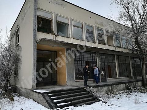 El equipo de Victoria Imoti ofrece a sus clientes un edificio administrativo en venta en el pueblo de Polski Senovets, con una superficie construida total de 488 metros cuadrados, situado en la plaza del pueblo. El edificio tiene dos niveles, y el ár...