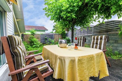 Elegante y lujoso, esta es una casa de vacaciones de 2 dormitorios en Andernos-les-Bains, a solo 7 minutos a pie de la playa. En la terraza techada privada, con una mesa de comedor y sillas de madera, puede saborear desayunos saludables y cenas lujos...
