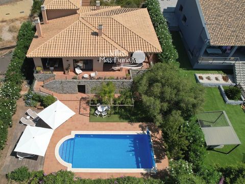 Energy Certificate: 79MBHQTXCVIDEO: https://youtu.be/ajcEXrrrDNE The house is more or less on one level with automatic entrance gates, a fairly well maintained garden and easy to maintain. At the rear is the swimming pool and another garden area with...