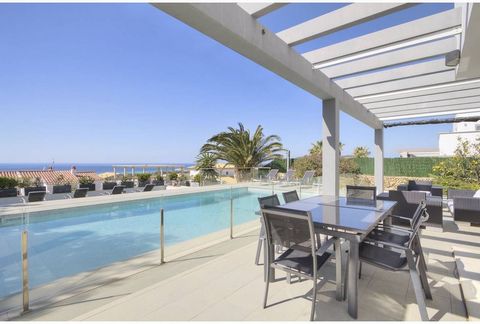 Modern and functional design villa located in an elevated position on the beach of Son Bou, with spectacular views of the sea and the natural area surrounding the urbanization. The house has 252m² distributed on ground floor, first floor and a large ...