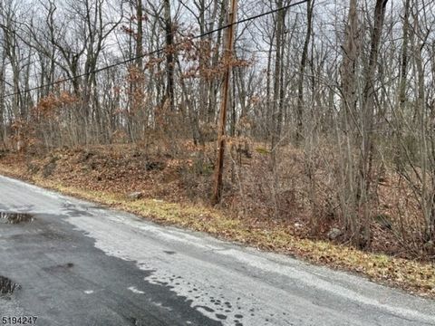 Great building lot in a great neighborhood. Perfect commuter location. Survey available and previous septic plans. Come build your dream home today.