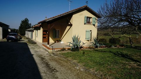 VIC-FEZENSAC - Near the city center, agricultural property on a plot of 7 ha including a house of 105m2 with a living room open to the kitchen, 3 bedrooms, a laundry room, a bathroom and an independent toilet. Terrace of 60 m2, garage and gas heating...