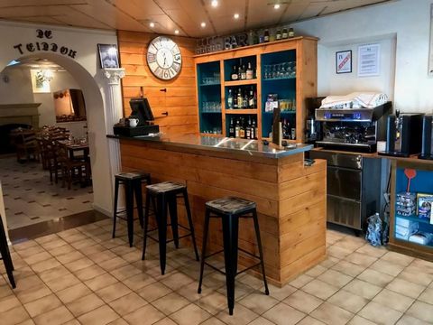 A loyal clientele of hikers, fishermen have been enjoying this establishment for years. This hostel benefits from a large dining room, a beautiful and large terrace. The very well equipped kitchen allows to delight gourmands and gourmets. Its eight r...