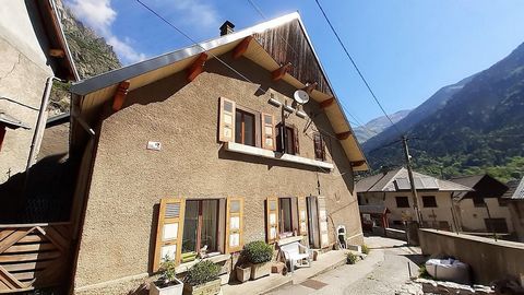 Treat yourself to a page of history and a unique living environment in the Écrins National Park Welcome to this little corner of Paradise, a parking for 3 vehicles welcomes visitors. This mountain house with high-end services has been completely reno...