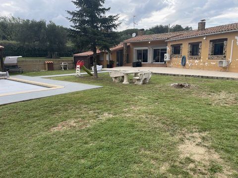 Blow of heart assured, farmhouse in a green setting, located on the Spanish border near the perthus and the Jonquera, plot of 3 hectares with trees, no opposite, current living area of 140m2, possibility of extension and another villa to finish of 10...