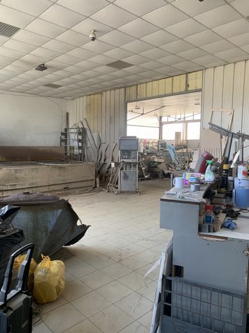 In commercial area, ideally located, professional premises of 550 m2 on 1500m2 of land consisting of a workshop, a storage area, a garage, three offices, a kitchenette and a bathroom with toilet.