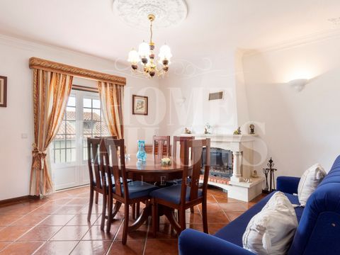 3-room apartment in the center of Lourinhã, a few meters from the Market, Cafes, Restaurants, central direct buses to Lisbon, Schools, Gymnasium and Sports Park. Composed of living room with fireplace and stove, two bedrooms with floor in solid wood ...