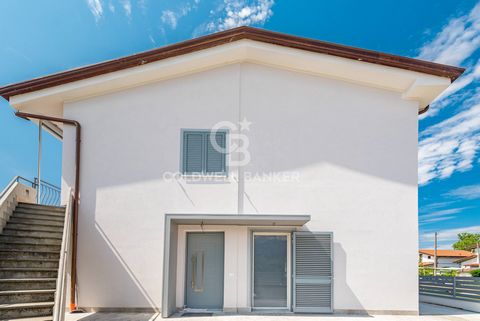 Semi-detached villa divided into two portions, consisting of ground floor and first floor with independent entrances. We offer for sale the property on the ground floor consisting of about 95 square meters, in addition to the appurtenances. Completel...