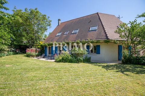 We are delighted to present you this family home of 200 m2 on a plot of 917 m2 that offers a generous living space and a peaceful atmosphere. Nestled in a quiet area of Verrières-le-Buisson, this property will seduce you with its charm, its green set...