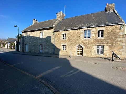 Morbihan, GUIDEL 56520, set of two terraced houses in the city center. Ideal for investors in the context of the land deficit. The two properties to date communicate from the inside and have 3 independent entrances from the outside. Possibility of cr...