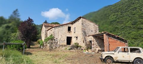 Large mountain farmhouse of rectangular shape of approximately the year 1,800,, built in various phases. Partially renovated roof. On its south side has large fields of crops at various heights the rest is forest. Curious staircase in circular shape ...
