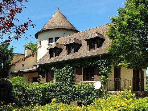 Summary Magnificent country house in a stunning part of the Perigord vert. Located in the north eastern Dordogne, only 40 minutes from Perigueux and just to the south of beautiful Périgord-Limousin Natural Regional Park. This beautiful character prop...