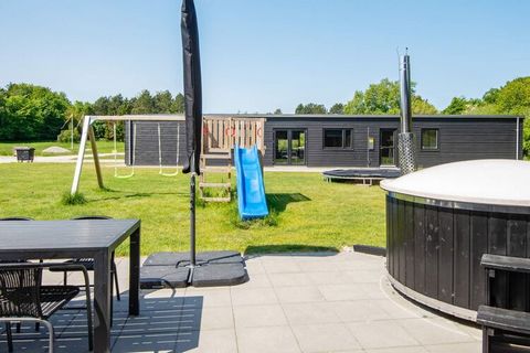 À Fjellerup Strand, vous trouverez ce grand chalet pour 16 personnes avec bain à remous et sauna intérieurs ainsi qu'un bain sauvage extérieur. Dans la maison il y a aussi une salle d'activités contenant tennis de table, billard et fléchettes pour de...