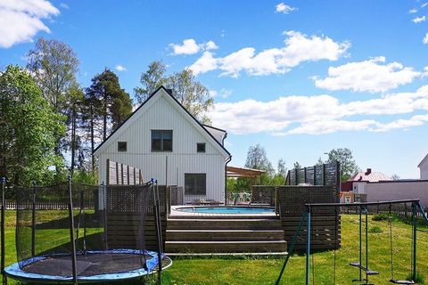 Willkommen in diesem geräumigen Ferienhaus mit Pool im Garten und Ausblick zum nahen See Laxsjön. Das ältere Haus ist mit wohnlichem Charme eingerichtet und liegt im landschaftlich reizvollen Landkreis Dalsland. Sie wohnen hier im Grünen und dennoch ...
