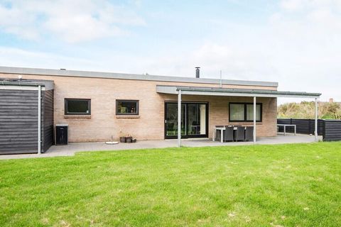 Ferienhaus mit Whirlpool zur Erholung im Bad. Das Haus ist stilvoll eingerichtet und liegt inmitten reizvoller Naturlandschaft bei Lodbjerg Hede. Innen gibt es drei Schlafzimmer mit insgesamt sechs Schlafplätzen in Betten sowie zwei Bäder mit u.a. Du...