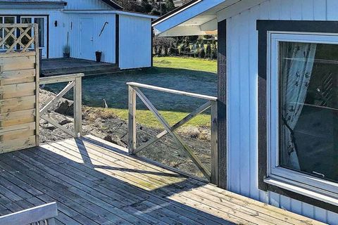 Welcome to the cottage with the most wonderful view from a private terrace and proximity to both Tjörn, Orust and Bohuslän's all sights. Experience the majestic Tjörn Bridge where magical sunsets are promised. Cozy cottage with combined kitchen and l...