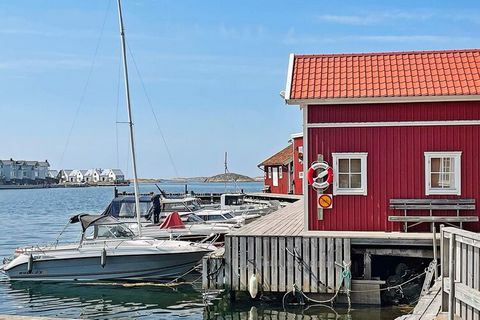 Welcome to a charming red cottage right next to the sea in beautiful Bleket, Bohuslän, which is Sweden's west coast pearl. The cottage has been carefully renovated recently and has been around for a long time where the old charm remains. Here on the ...