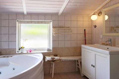 En Havnsø Strand, cerca del mar, encontrará esta casa de campo con bañera de hidromasaje, dos buenos dormitorios y una cocina y una sala de estar bien combinadas. En la dependencia integrada se establece lavadora, con secador integrado y horno microo...