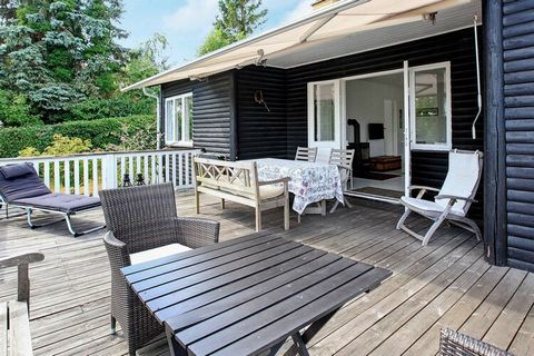 Zentral im alten Gilleleje steht dieses klassische Ferienhaus in einem alten Garten mit Obstbäumen und hoher Hecke. Das Haus steht etwas höher auf dem Grundstück und bietet Ihnen eine schöne Aussicht aufs Meer von der Terrasse aus. Die Küche ist offe...