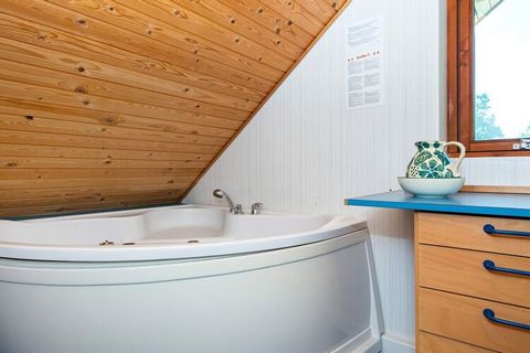 De ce chalet bien aménagé avec bain à remous situé à St. Sjørup, vous pouvez entendre le bruit de la mer et regarder le Kattegat depuis le balcon de la maison. Le gîte est sur 2 niveaux. Au rez-de-chaussée il y a une cuisine séparée et une grande sal...