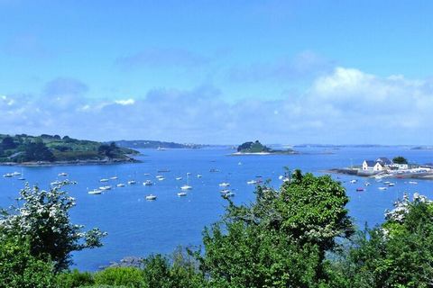 La vue fantastique sur la mer est le point fort de cette maison de vacances typiquement bretonne. Située sur les hauteurs du petit port de Térenez, elle offre une vue panoramique sur la baie de Morlaix depuis sa belle terrasse, l'ensemble du séjour e...