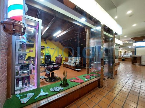 TRESPASSE 7.000€ Tienda totalmente equipada y operativa para servicios de peluquería y estética, en el centro de la muralla, en un lugar muy concurrido. La tienda está en la planta baja de un centro comercial en medio de la Avenida da República. El a...
