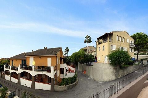 Mooi, terrassenvormig vakantiecomplex in de stijl van een Ligurisch dorp, aan de rand van San Bartolomeo al Mare. Alle appartementen zijn voorzien van satelliet-tv, gratis WiFi en een gemeubileerd balkon of terras. Daarnaast biedt het resort stranddi...