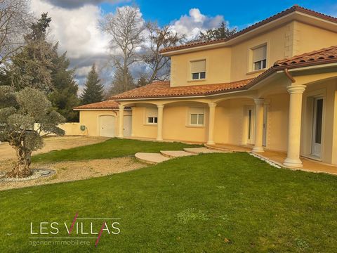 The agency LES VILLAS Lyon Mont d'or presents this beautiful recent villa located in Rochetaillée sur Saône . This villa with a surface of about 200 m2 with 45 m2 of garage and 20 m2 of outbuildings, built in quality materials, offers a beautiful liv...