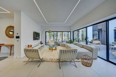 Situated in the heart of the city centre of Aix-en-Provence, in a quiet area, a contemporary town house of about 225m2. With a beautiful open-plan living room leading onto a fully equipped fitted kitchen, 4 ensuite bedrooms and a garden of about 600m...