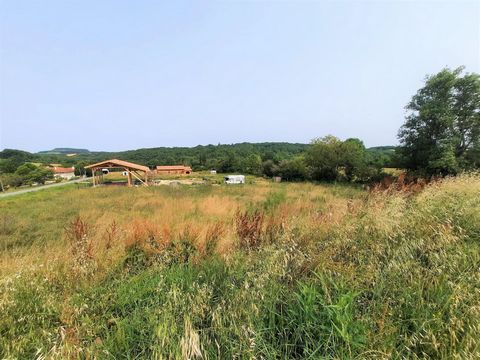 Building plot of approx. 1800 m² located on the outskirts of one of the most beautiful villages in France. Shared garden project with neighbouring plots. Do not hesitate to come and have a look with us.