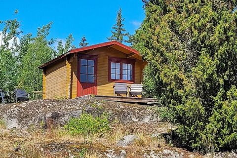 On Rådmansö, this cottage is located on a natural plot with a large terrace. The plot is hilly and there are parts of the plot that are not adapted for smaller children. The nature around the cottage is typical of Roslagen and the archipelago with a ...