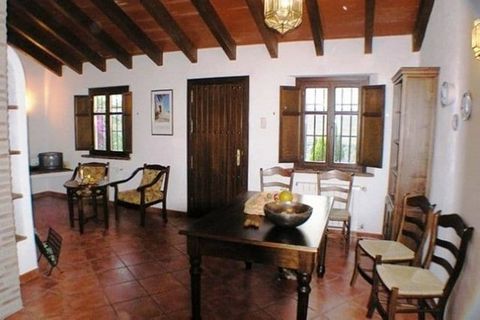 La casa rural es parte de una finca tradicional andaluza, restaurada completamente con materiales originales por lo que conserva la atmósfera auténtica. Está situada en el corazón de Andalucía, lejos del turismo massivo en una colina rodeada por alme...
