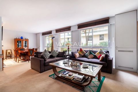 Paris VIIth district - Barbet de Jouy - Situated in a prestigious building from 1980, lovely 106 sq.m. Carrez apartment, peacefully located overlooking gardens. Consisting of a living room with large bay windows, semi-open plan kitchen, master bedroo...