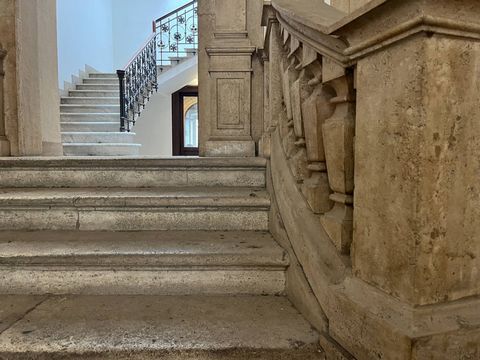 Center of Spoleto, historic building with an internal courtyard of 800 square meters. Ideal location to reach and visit the most famous monuments and places of historical interest in the city. The current state easily allows the construction of apart...