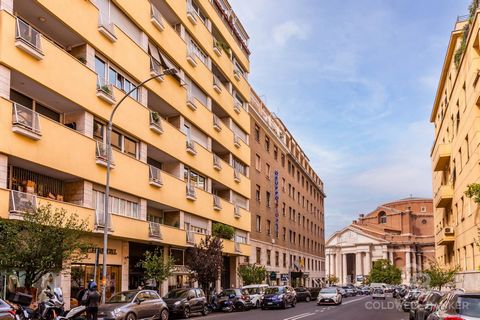 Parioli Via Domenico Chelini - Nur wenige Schritte von der Piazza Euclide entfernt, im dritten Stock eines Gebäudes in ausgezeichnetem Wartungszustand, mit Aufzug und Concierge-Service, freuen wir uns, eine 190 m2 große Wohnung mit entsprechendem Kel...