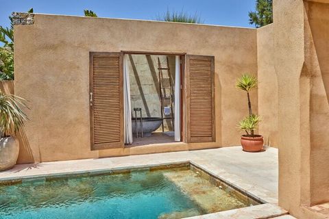 Kommen Sie und verbringen Sie mit Ihrer Familie eine schöne Zeit in dem schönen Ferienhaus in Cala Vadella. Es gibt einen privaten Außenpool mit Liegestühlen, an dem Sie ein erfrischendes Bad mit Blick auf die rustikale Umgebung genießen können. Der ...