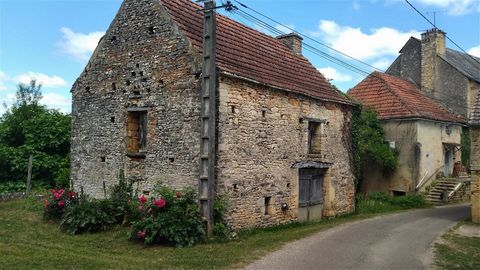 Lovely house in a pretty hamlet in need of renovation, with a bit of imagination the house has the possibility to make 3-4 bedrooms plus there are two great sized barns to convert (subject to planning permission). 5 mins from the busy town of Salviac...