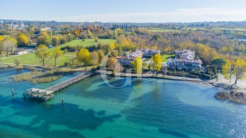 In a recent residential context of 2013 with a large condominium park and two swimming pools, located in an amazing position, directly overlooking the lakefront and overlooking a beautiful beach, just 2 km from Peschiera del Garda, conveniently reach...