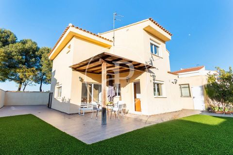 HOUSE FOR SALE IN LORIGUILLA Magnificent independent house of 130 m² with a large plot of 400 m², located in the prestigious REVA Urbanization in Ribarroja de Turia. This property offers a perfect combination of comfort, tranquility and excellent con...